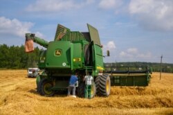 Камбайнэры рамантуюць тэхніку падчас гарачай пары