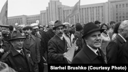 Мітынг на плошчы Незалежнасьці. Менск, 1991 год, фота Сяргея Брушко