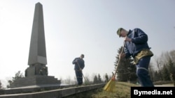 Абэліск на месцы канцэнтрацыйнага лягеру ў Вялікім Трасьцянцы, архіўнае фота