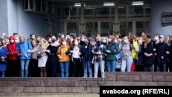 Пратэст студэнтаў МДЛУ каля ўваходу ва ўнівэрсытэт, 26 кастрычніка