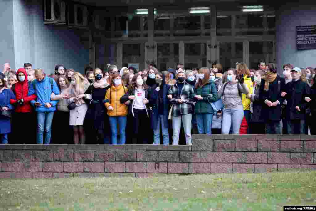 Менскі дзяржаўны лінгвістычны ўнівэрсытэт. Студэнты&nbsp;сталі ў счэпку, сьпяваюць &laquo;Воины света&raquo;