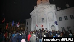 Людзі сьпярша сабраліся на Кастрычніцкай плошчу, але з-за шуму адбойных малаткоў перайшлі на плошчу Свабоды (на фота)