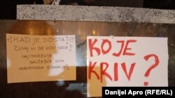 Плякаты ў Нові-Садзе са спачуваньнямі сваякам ахвяраў трагедыі і пытаньрнем, хто вінаваты