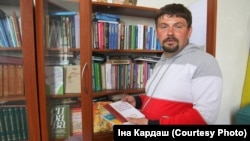 Чарнігаўскі сьвятар Яўген Орда з кніжкамі з царкоўнай беларускай бібліятэкі