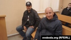 На судзе 8 траўня: Аляксандар Арановіч (зьлева, на волі) і Ўладзімер Няронскі (справа, яшчэ пад арыштам)