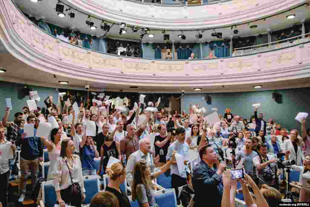 Супрацоўнікі Купалаўскага тэатру ў Менску паказваюць экс-міністру культуры Беларусі Юрыю Бондару заявы аб звальненьні. 17 жніўня