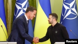 Генсакратар NATO Марк Рутэ (зьлева) і прэзыдэнт Украіны Ўладзімір Зяленскі падчас сустрэчы ў Кіеве. 3 кастрычніка 2024 