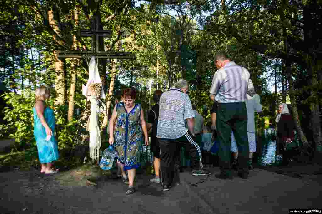 Некаторыя проста прыяжджаюць набраць вады