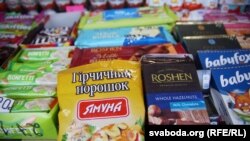 Украінскія прадукты на вулічным рынку ў Гомелі