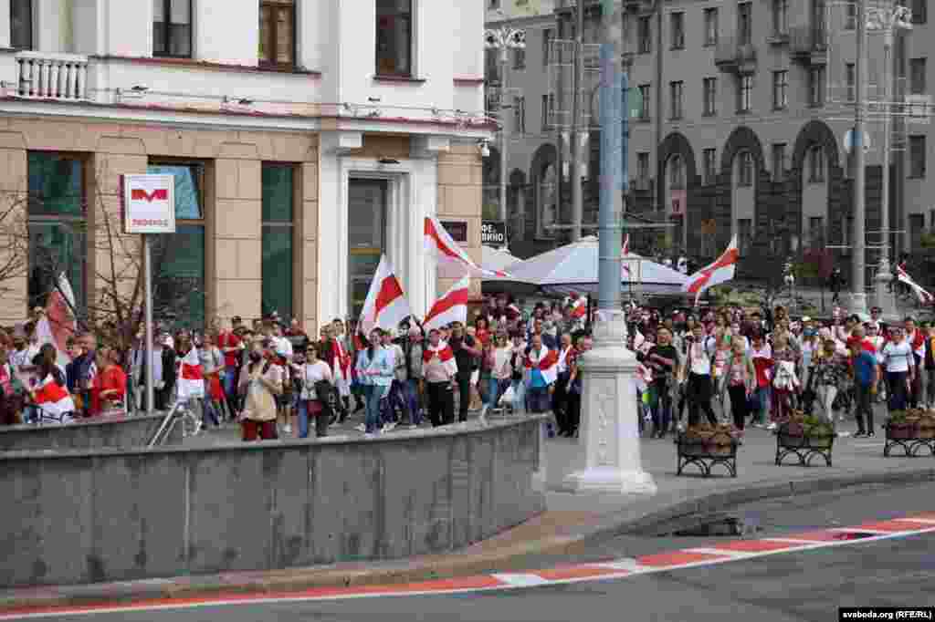 Пратэстоўцы ідуць праз плошчу Перамогі&nbsp;