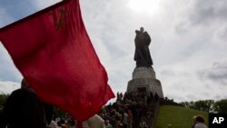 Ускладаньне вянкоў у гонар Дня Перамогі на савецкім ваенным мэмарыяле і вайсковых могілках у Трэптаў-парку ў Бэрліне, Нямеччына, 9 траўня 2014. Фота AP