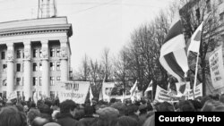 Мітынгтоўцы перад будынкам тэлебачаньня, люты 1990, фота Ул.Сапагова (крыніца - vytoki.net)