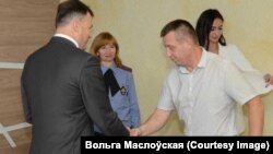 Былы начальнік ДАІ Менскай вобласьці Сяргей Маслоўскі (справа).