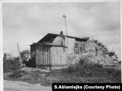 Прыстасаваныя пад жытло руіны на Замчышчы. Другая палова 1940-х гадоў.