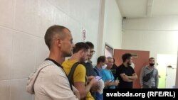 Чарга ў шпіталь хуткай дапамогі для зьняцьця пабояў пасьля ізалятара на Акрэсьціна. 15 жніўня 2020 году