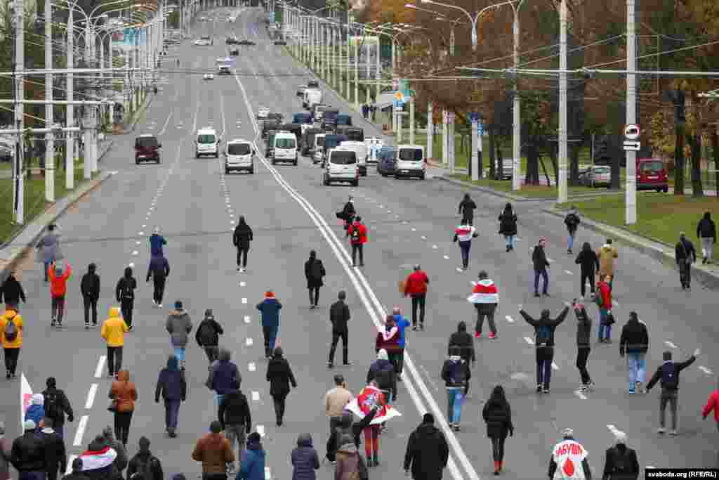 Калёна пратэстоўцаў наступае&nbsp;&mdash; сілавікі адступаюць