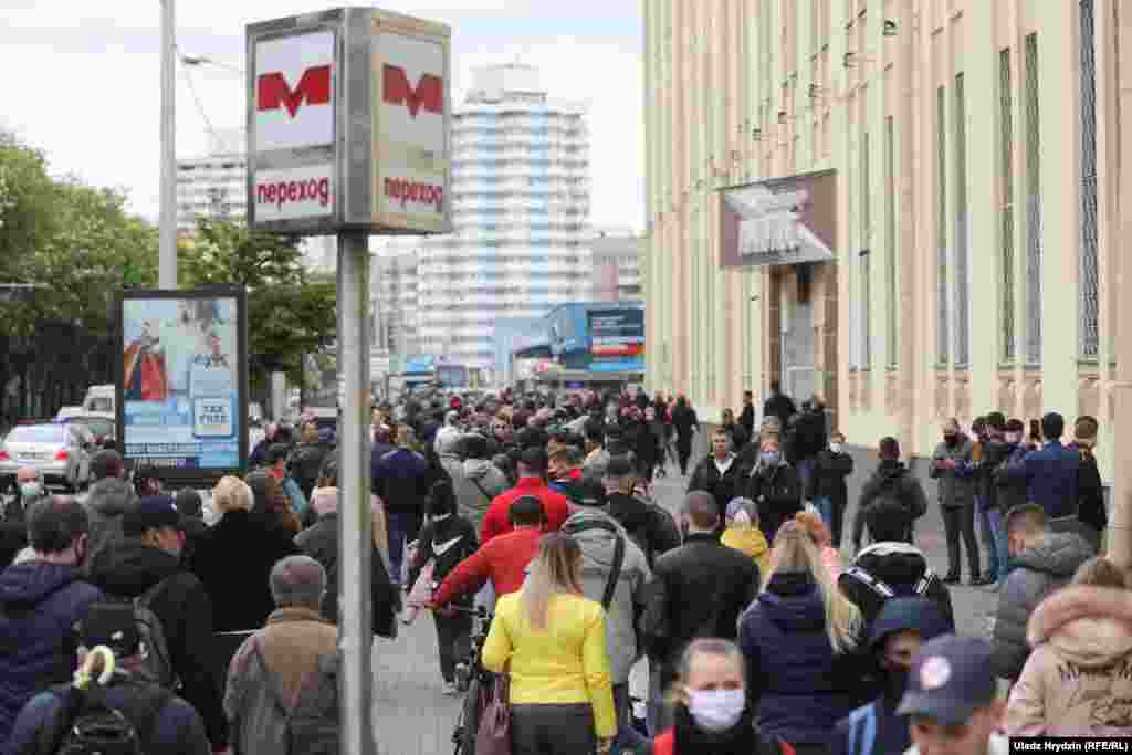 У Менску чарга да пікету на Камароўскім рынку расьцягнулася да выхаду са станцыі мэтро &laquo;Плошча Якуба Коласа&raquo;