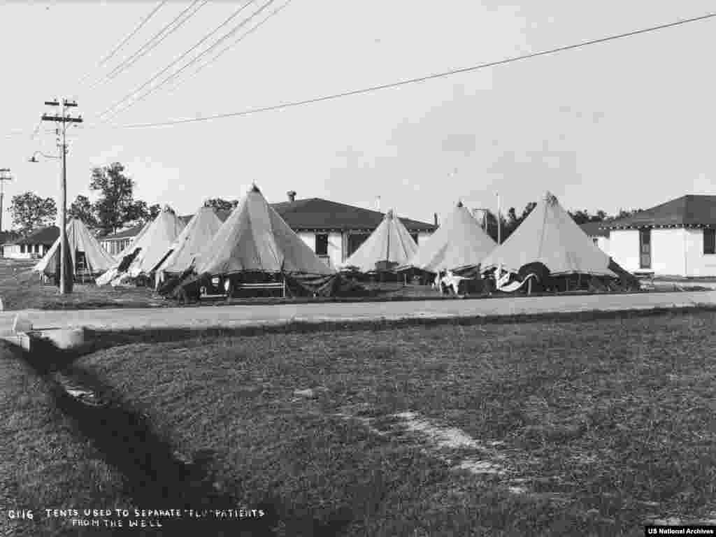 Палаткі для хворых на &laquo;гішпанку&raquo; ў Арканзасе ў 1918 годзе. Ніякай вакцыны супраць вірусу не было, не былі яшчэ вынайдзеныя антыбіётыкі для барацьбы з ускладненьнямі пасьля грыпу. Толькі ізаляцыя хворых і асабістая гігіена маглі засьцерагчы ад заражэньня гішпанскім грыпам.