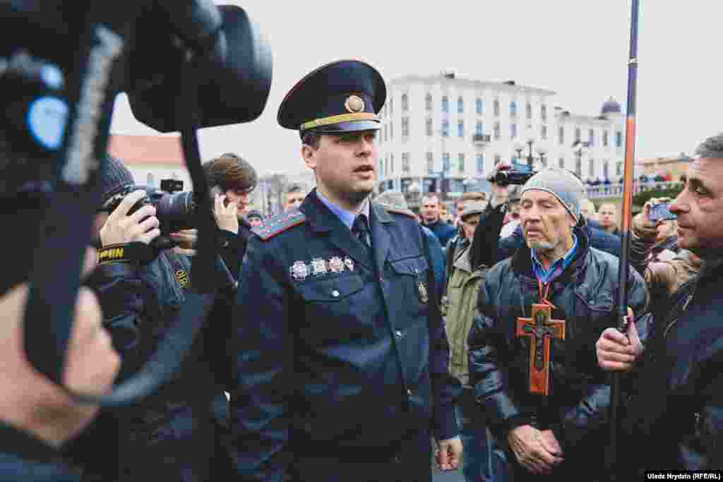 Супрацоўнік міліцыі папярэдзіў прысутных, што акцыя нібыта не санкцыянаваная