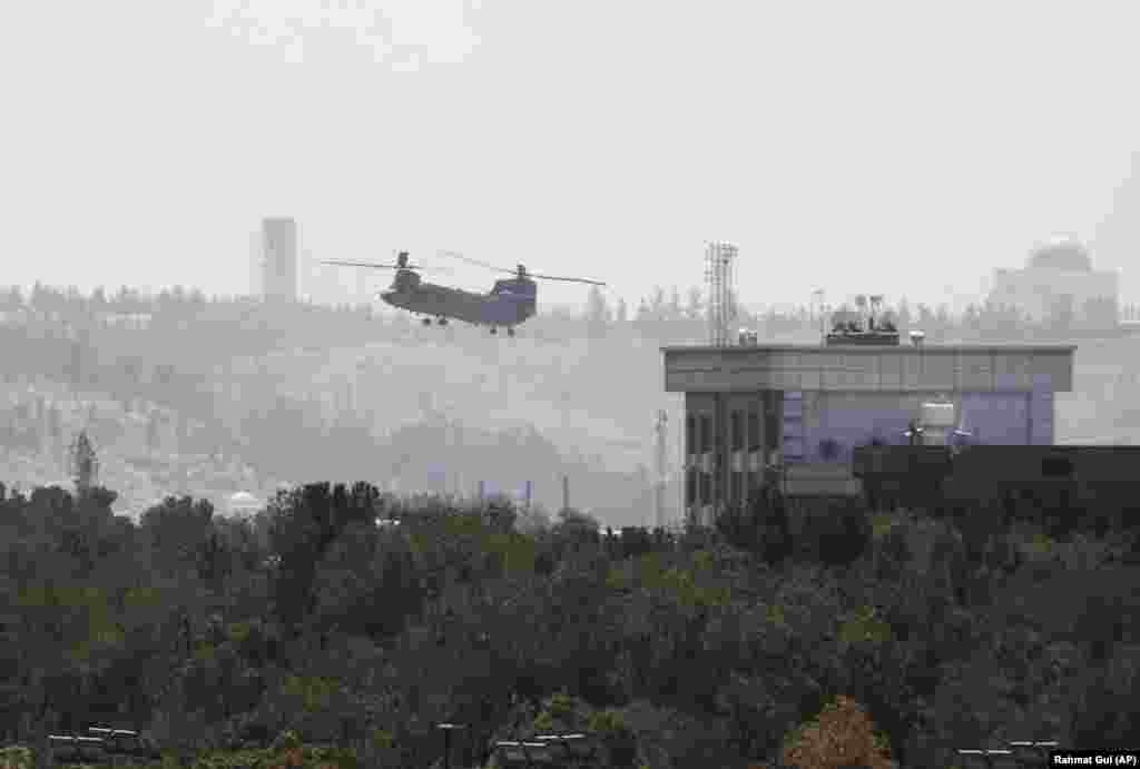 Верталёт амэрыканскай кампаніі Chinook пралятае каля амбасады ў Кабуле. Злучаныя Штаты пачалі вываз сваіх дыпляматаў 15 жніўня, калі амэрыканскія войскі пачалі прыбываць у Кабул для апэрацыі па эвакуацыі і захаваньня кантролю над аэрапортам.