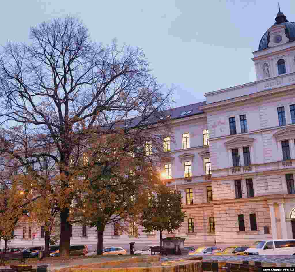 Помнік савецкім танкістам у Празе, сфатаграфаваны ў 1961 годзе. Танк быў знакаміта размаляваны ў ружовае мастаком Дэвідам Чэрным у красавіку 1991 году, а затым зьнесены ў чэрвені таго ж году.