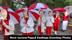 Жанчыны з парасонамі ў бела-чырвоных колерах і з партрэтамі жанчын-палітзьняволеных, Менск, 10 верасьня 2021