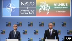 Генеральны сакратар NATO Енс Столтэнберг (зьлева) і прэзыдэнт Літвы Гітанас Наўседа выступаюць на сумеснай прэс-канфэрэнцыі перад самітам NATO ў Вільні, 10 ліпеня 2023