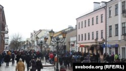 Ілюстрацыйнае фота. Папярэдні «Марш недарамедаў» у Берасьці. Шэсьце рушыць па вуліцы Савецкай. Берасьце, 26 лютага 2017 году