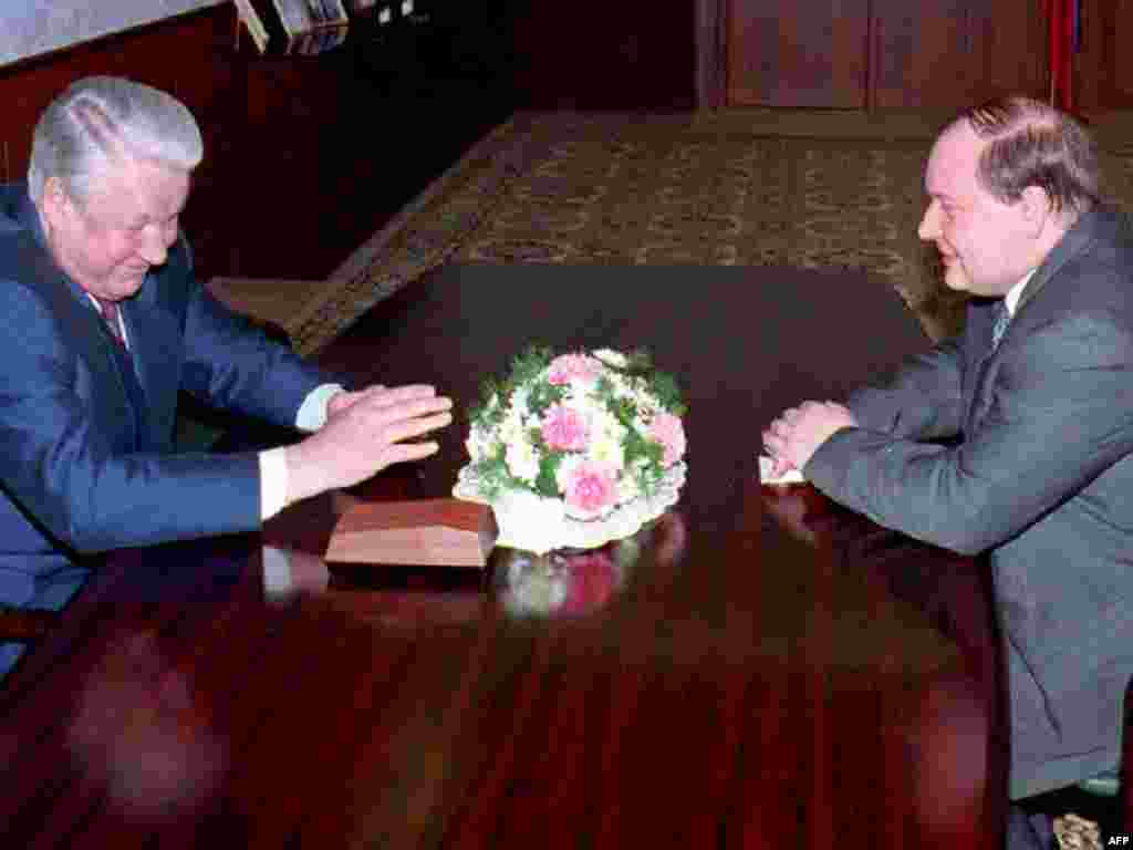 З прэзыдэнтам Ельцыным у Крамлі. Красавік 1994-га. - RUSSIAN FEDERATION, Moscow : Russian President Boris Yeltsin (L) and the leader of the "Russia's Choice" block Yegor Gaidar (R) meet in the Kremlin, Moscow, 01 April 1994. Yeltsin lent his support to the creation of a new liberal pro-reform party led by Gaidar, a radical free-market economist and former Prime Minister in Yeltsin's government. 