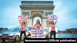 Актывісткі Femen пад Трыюмфальнай аркай 