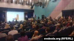 Дэпутат Палаты Прадстаўнікоў Валер Варанецкі на сустрэчы з выбарнікамі сваёй акругі. Менск, 3 верасьня