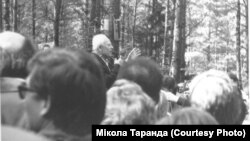 Павал Пруднікаў выступае на першым мітынгу ў Курапатах, 19 чэрвеня 1988. Фота Міколы Таранды.