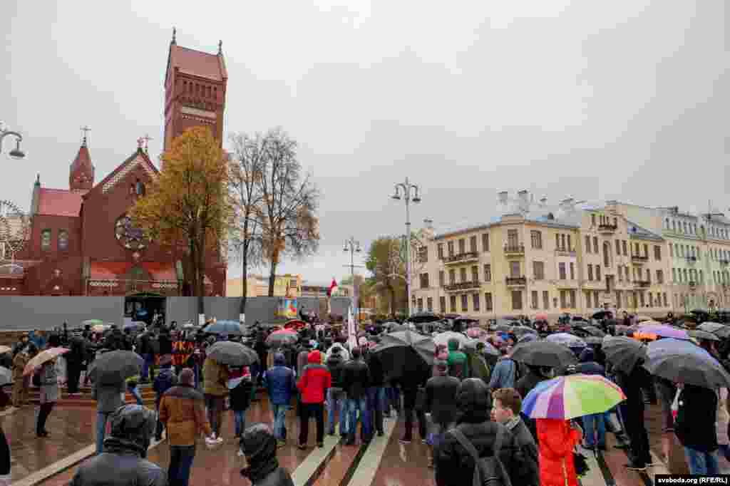 Акцыя скончылася на площчы Незалежнасьці. Мікалай Статкевіч&nbsp;сказаў мітынгі працягнуцца ў рэгіёнах, магчыма, у іншых фарматах, цяперашні этап пратэстаў завершыцца 25 сакавіка ў Менску, на Дзень Волі.