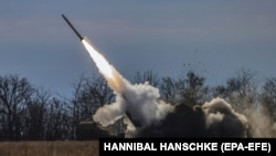 Архіўнае фота. Рэактыўная сыстэма высокамабільнай артылерыі HIMARS вядзе агонь паблізу лініі фронту па паўночнай частцы Херсонскай вобласьці. 5 лістапада 2022 году