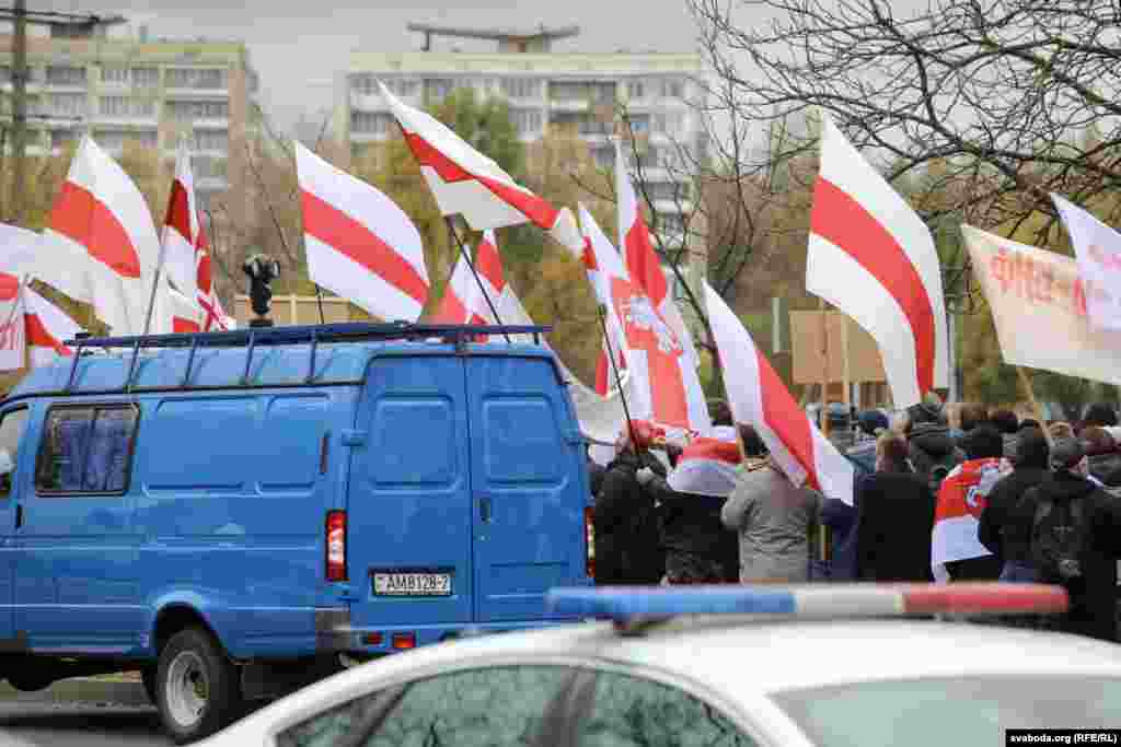 Увесь шлях удзельнікаў хады суправаджалі супрацоўнікі міліцыі ў цывільным і з камэрамі