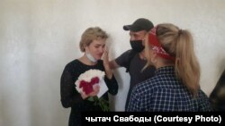 Вольга Глушэнь са сваякамі пасьля прысуду