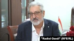 Эбӣ (Иброҳим Ҳомидӣ) ва писараш Фаршед барои дастгирии модар аз Амрико ба Душанбе омаданд