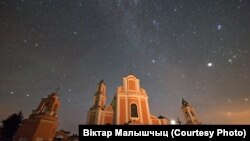 Зорнае неба над Барунамі (Ашмянскі раён). Фота: Віктар Малышчыц