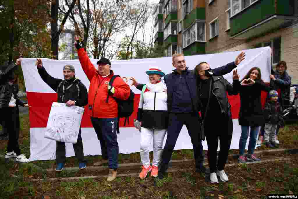 Удзельнікаў шэсьця масава падтрымлівалі жыхары прылеглых двароў