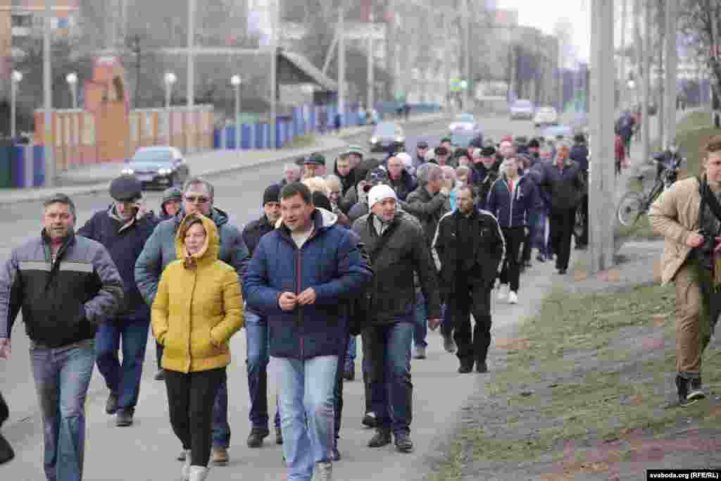 Калёна ў паўтары сотні чалавек рушыла&nbsp; па ходніках у цэнтар гораду, дзе сабралася прыкладна столькі ж іншых пратэстоўцаў. &nbsp; 