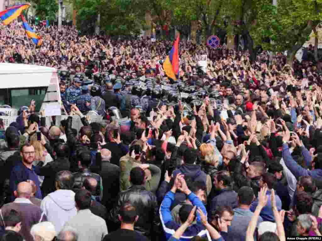 Пратэстоўцы сабраліся каля будынку паліцыі Ерэвану